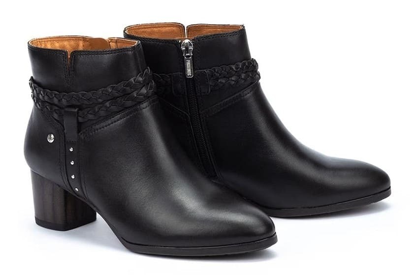 Botín clásico de piel con detalle decorativo trenzado