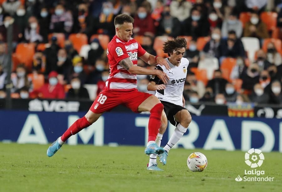 Njegos Petrovic junto a Bryan Gil en un Valencia CF - Granada CF | LaLiga