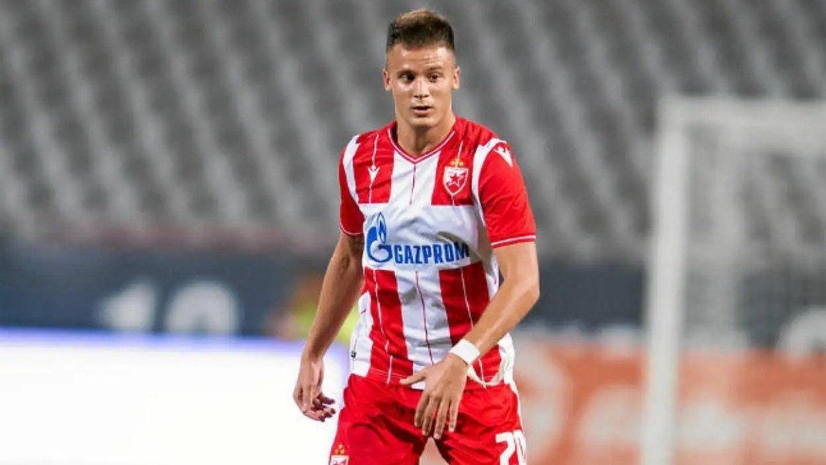 Njegos Petrovic con la elástica del Estrella Roja de Belgrado