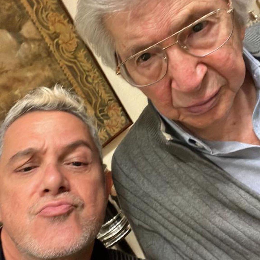 Alejandro Sanz se hace un selfie con Manuel Alejandro