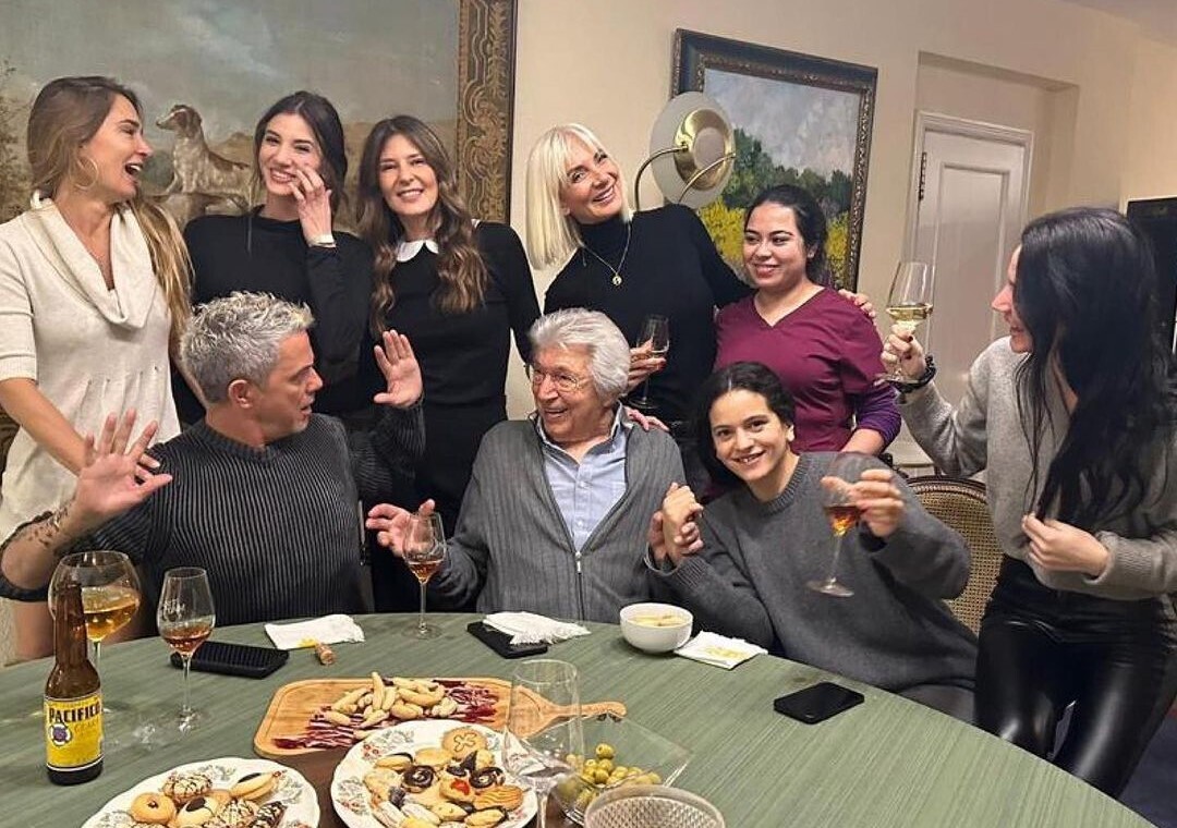 La familia de Manuel Alejandro recibe la visita de Alejandro Sanz y Rosalía
