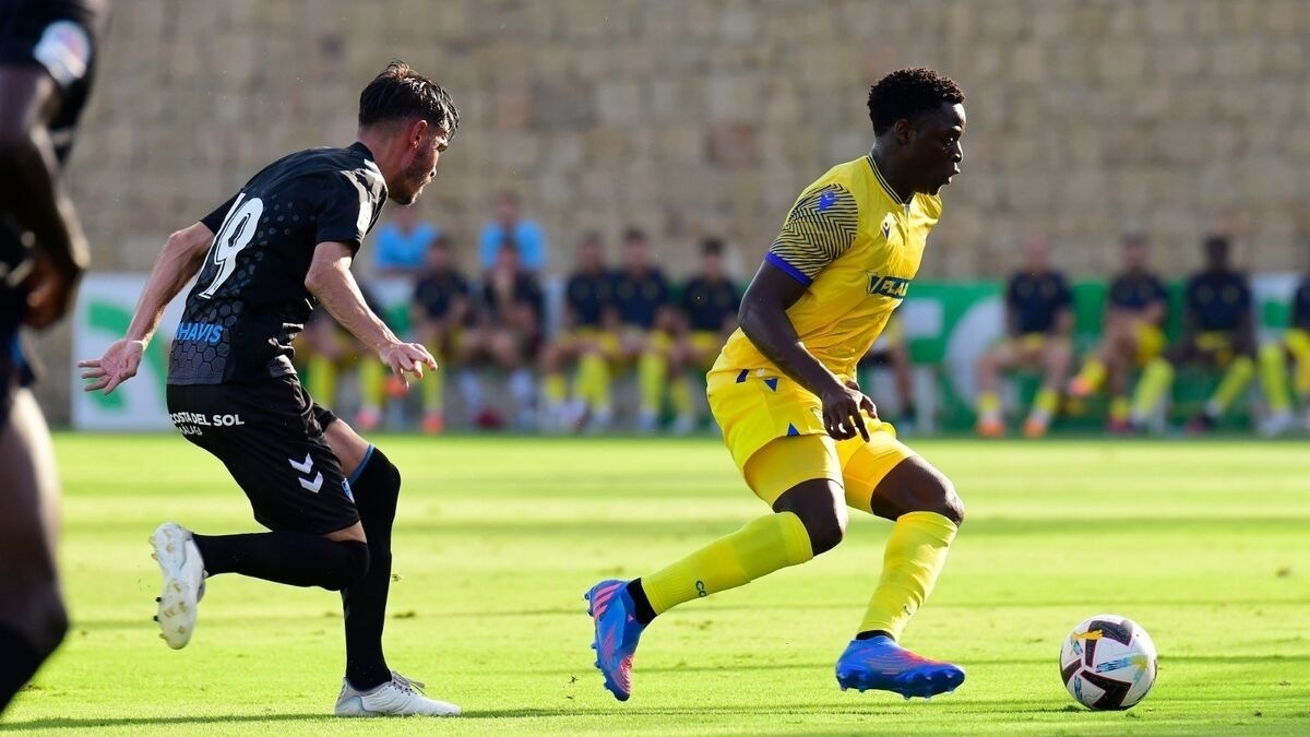 Etta Eyong debutó con el primer equipo en un amistoso frente al Málaga CF