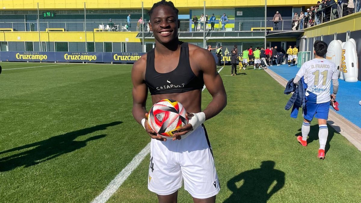 Etta Eyong posa con el balón del partido tras certificar su hat trick | Cádiz CF