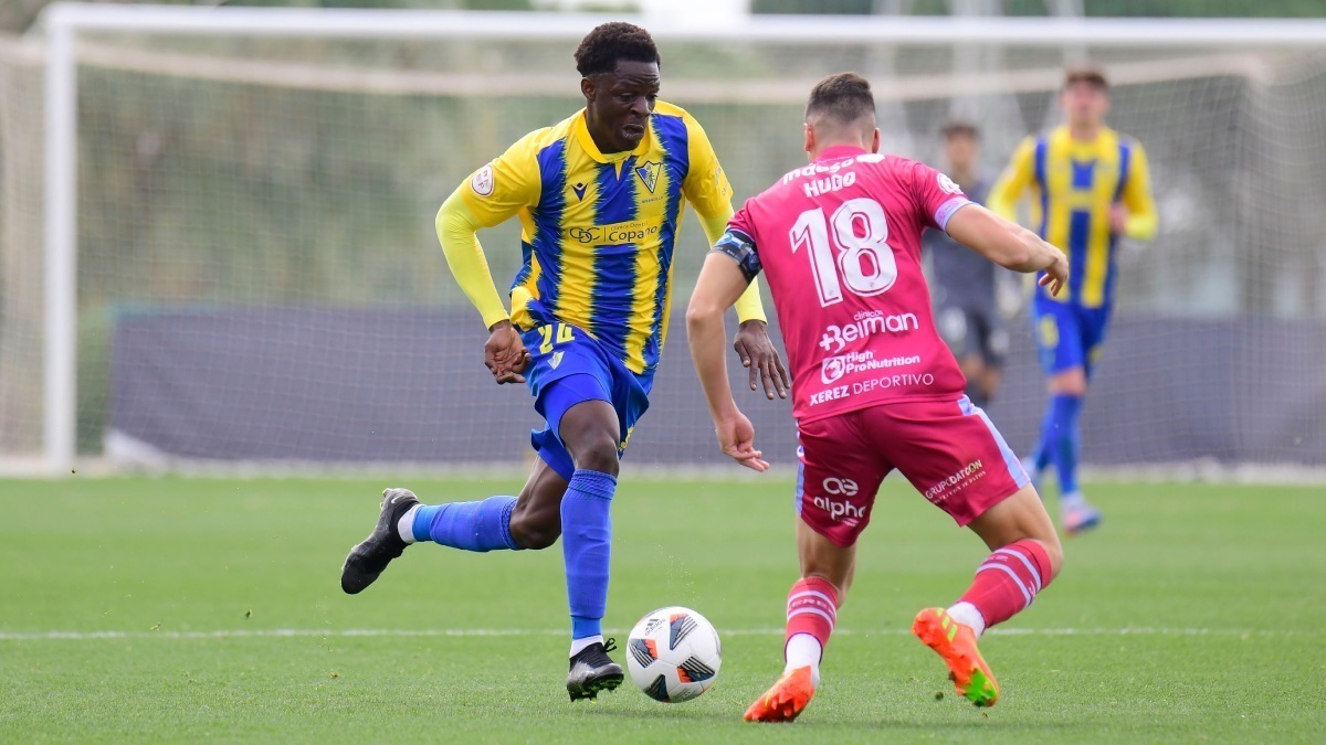 Etta Eyong conduce el balón en un partido del Cádiz Mirandilla