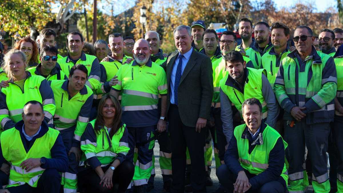 Jose Luis Sanz con trabajadores municipales