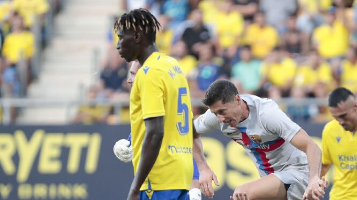 Momo Mbaye y Robert Lewandowski en un Cádiz CF - FC Barcelona