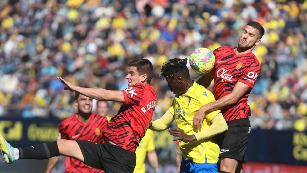Momo Mbaye en un Cádiz CF - RCD Mallorca