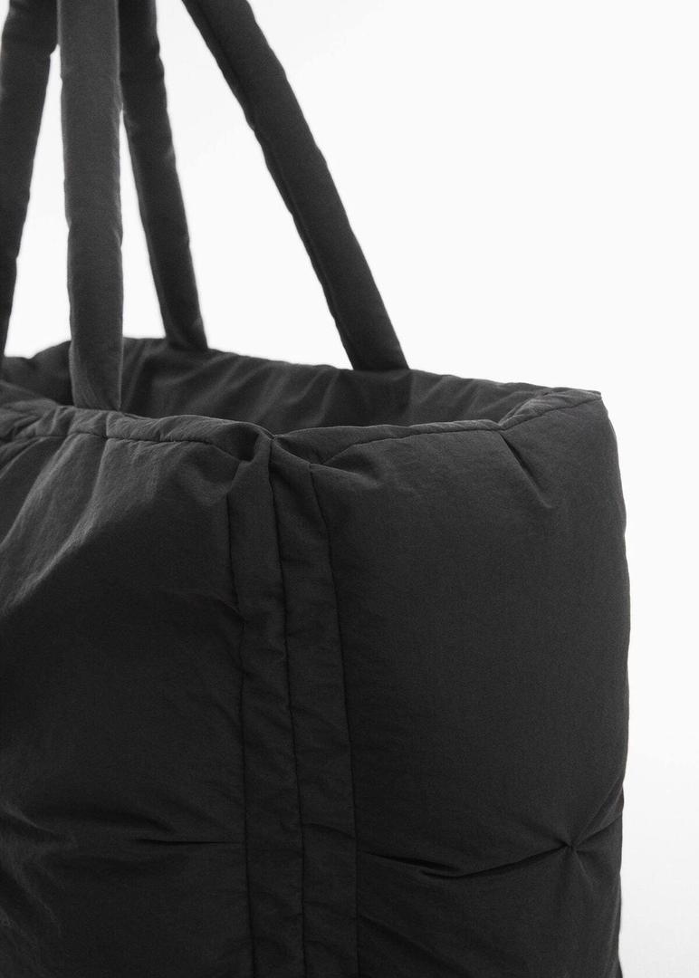 Bolso shopper acolchado de color negro de Mango