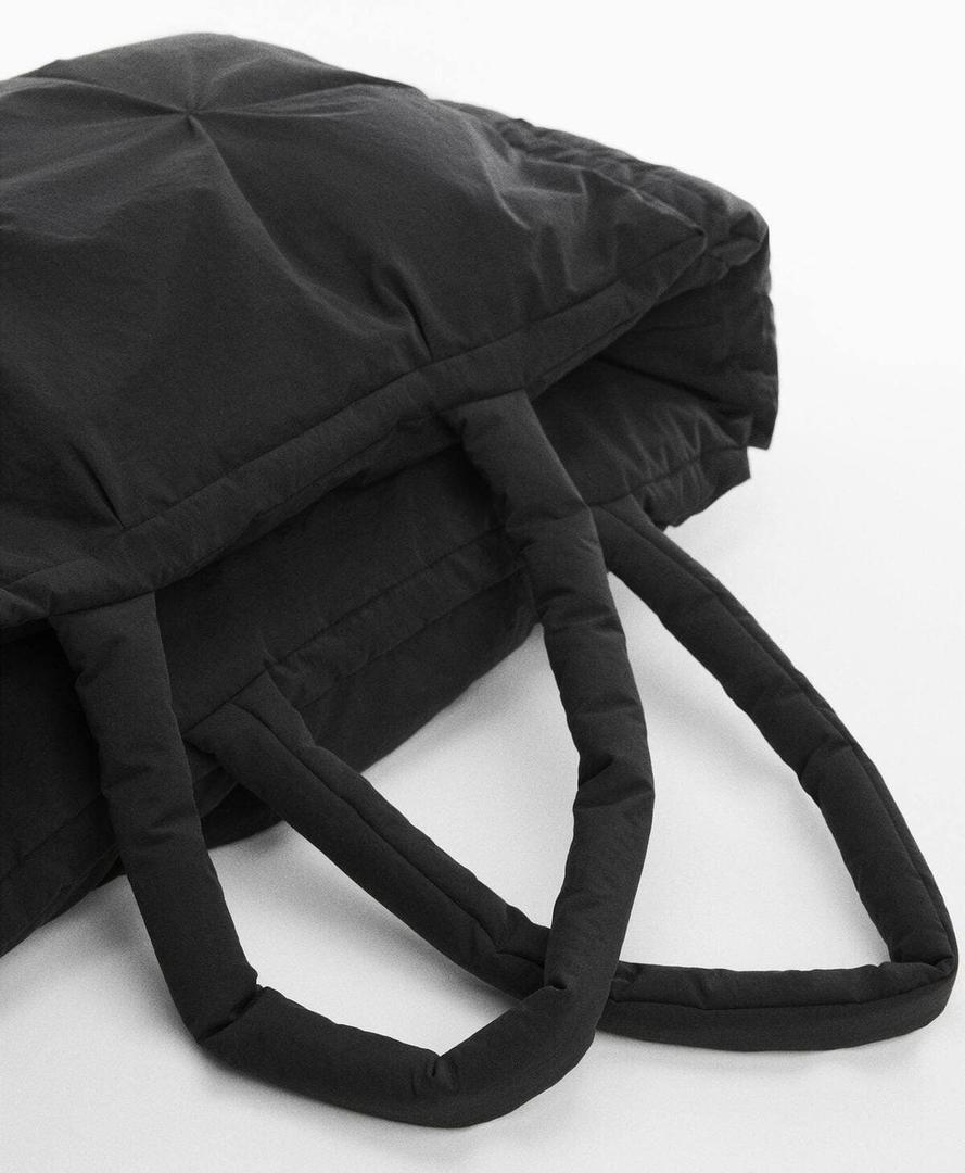 Bolso shopper acolchado de color negro de Mango