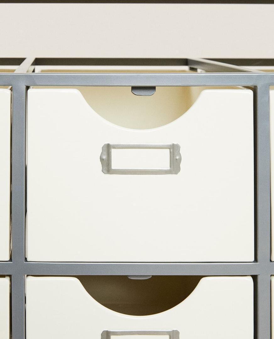 Mueble galvanizado con ruedas de Zara Home
