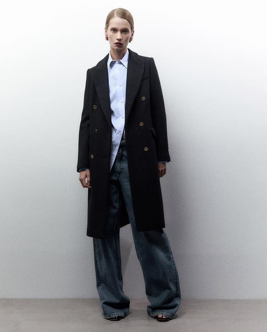 Abrigo básico largo de color negro de Sfera en El Corte Inglés