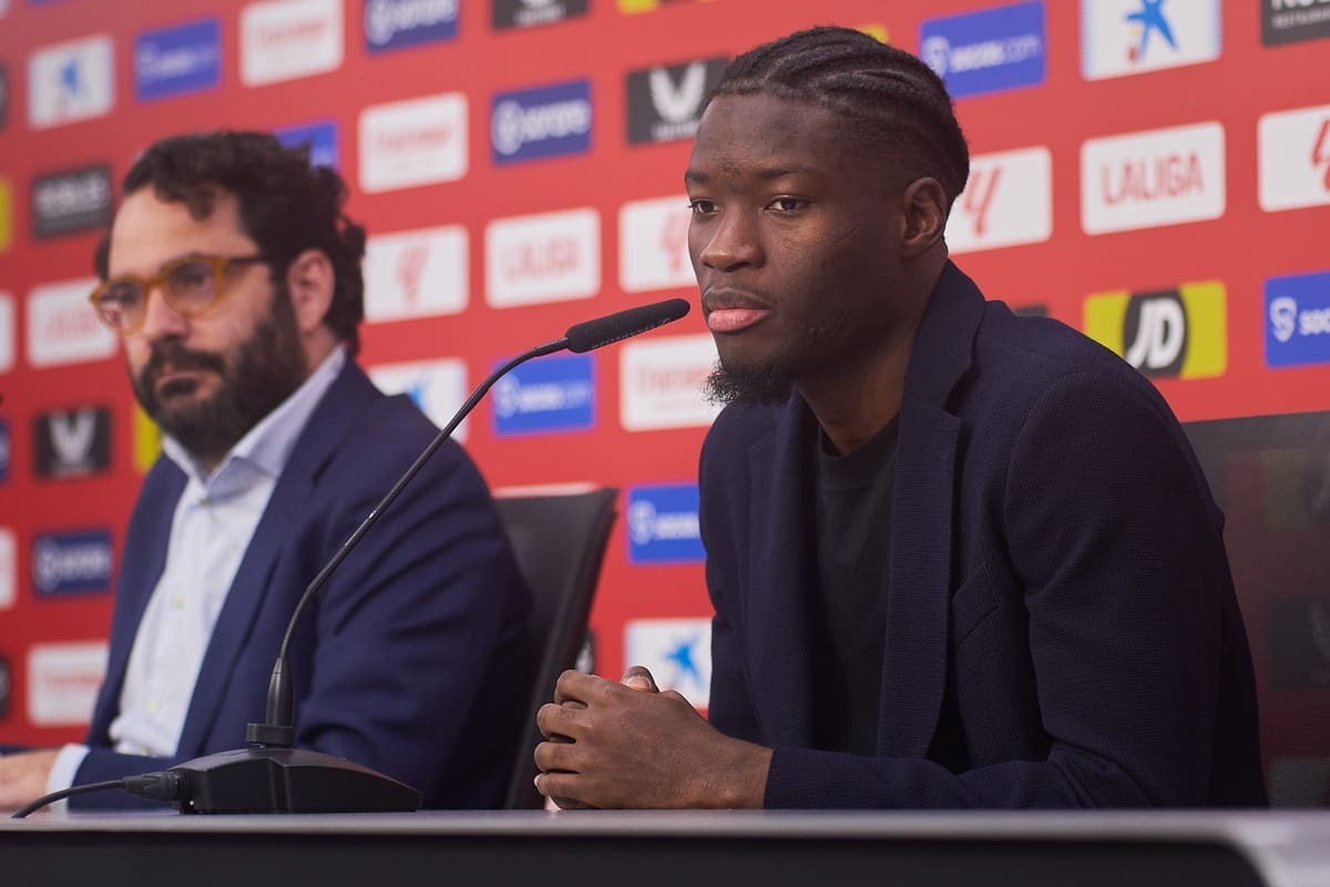 Víctor Orta y Lucien Agoumé en su presentación como jugador del Sevilla FC | Salvador López Medina para El MIRA