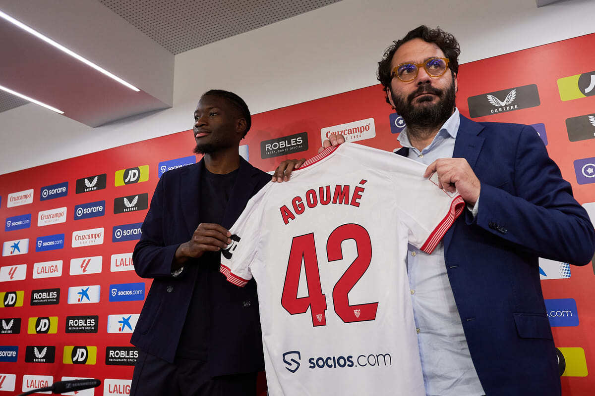 Víctor Orta y Lucien Agoumé en su presentación como jugador del Sevilla FC | Salvador López Medina para El MIRA