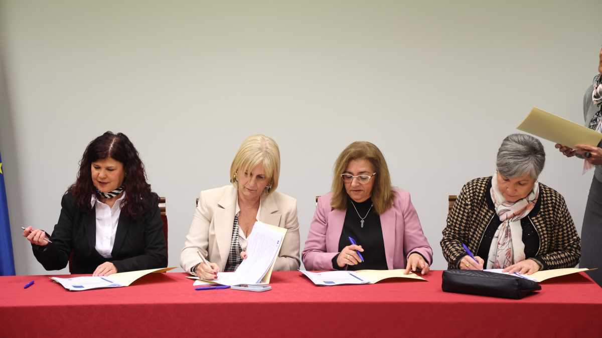 Firma del convenio laboral del Servicio de Ayuda a Domicilio | Cristo García