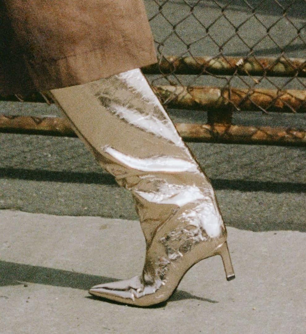 Bota metalizada de Zara