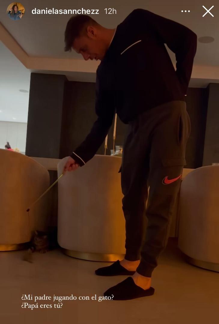 Daniela graba a Joaquín mientras juega con su gato en casa | Instagram