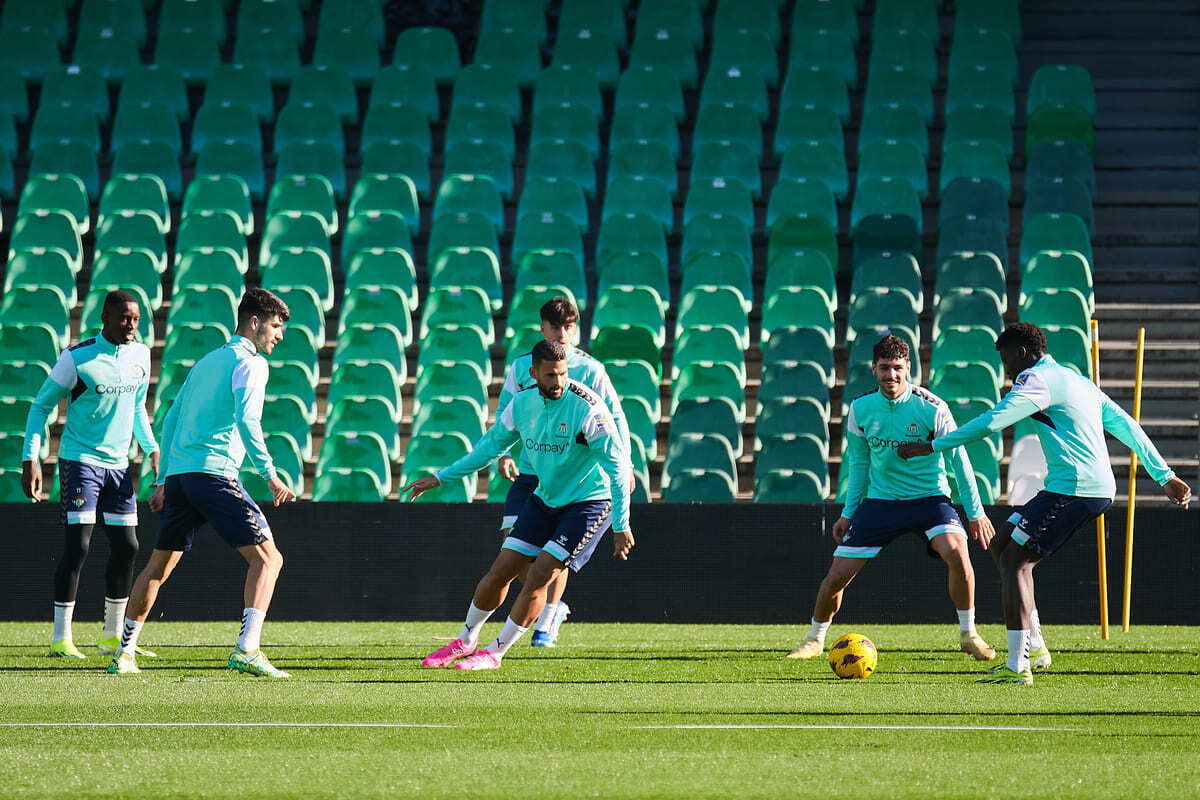 Entrenamiento del Real Betis en el Benito Villamarín | Salvador López Medina para El MIRA