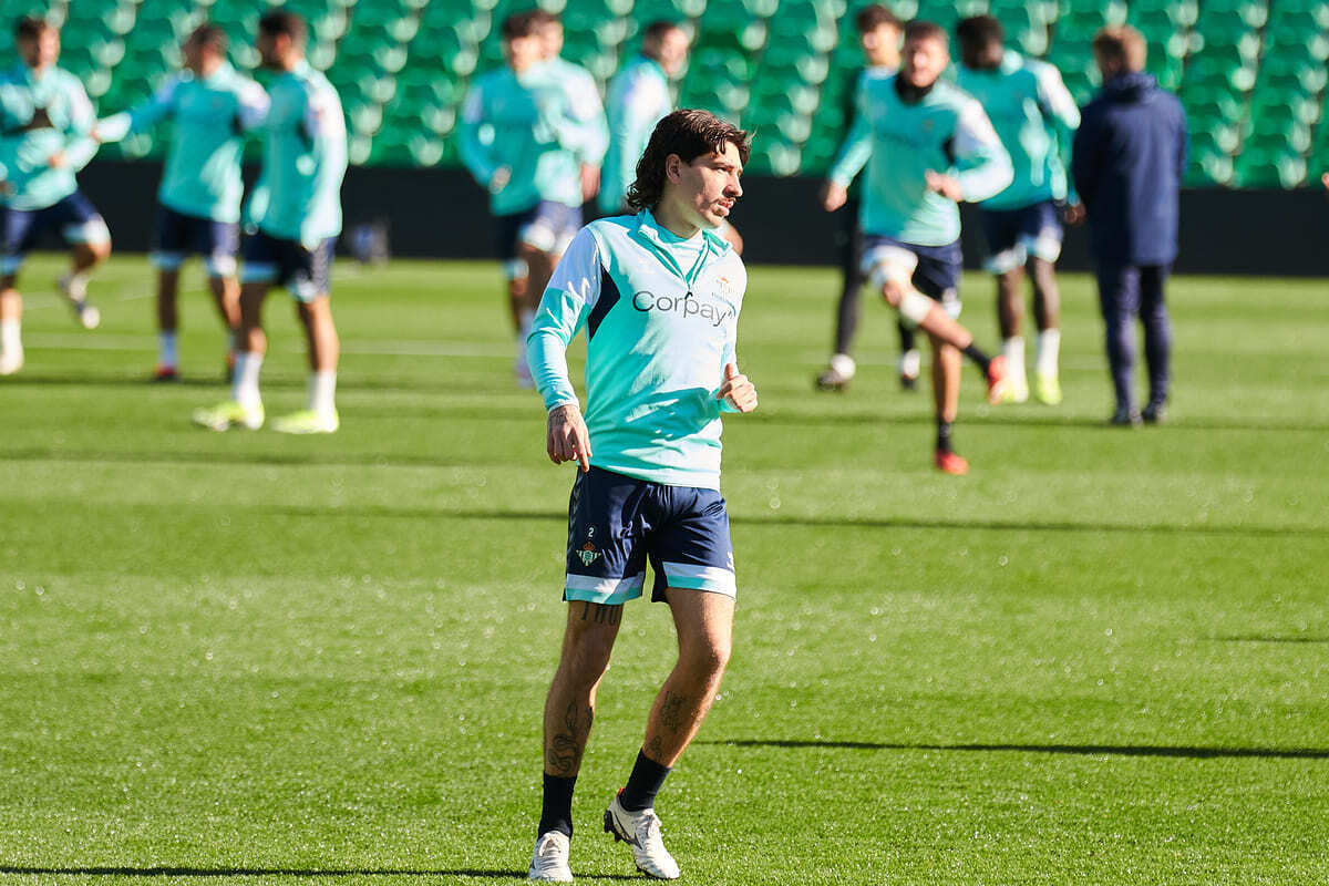 Héctor Bellerín en el entrenamiento del Real Betis en el Benito Villamarín | Salvador López Medina para El MIRA