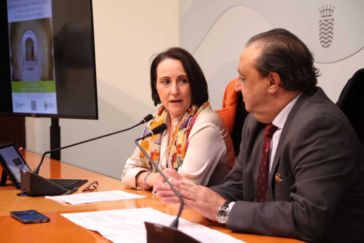 Nela García y Francisco Zurita en la presentación de la IV edición del programa ‘Oportunidades Empresariales Profesionales del Patrimonio de Jerez’  (1)