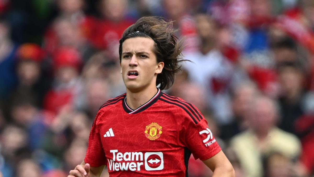 Álvaro Carreras con la elástica del Manchester United