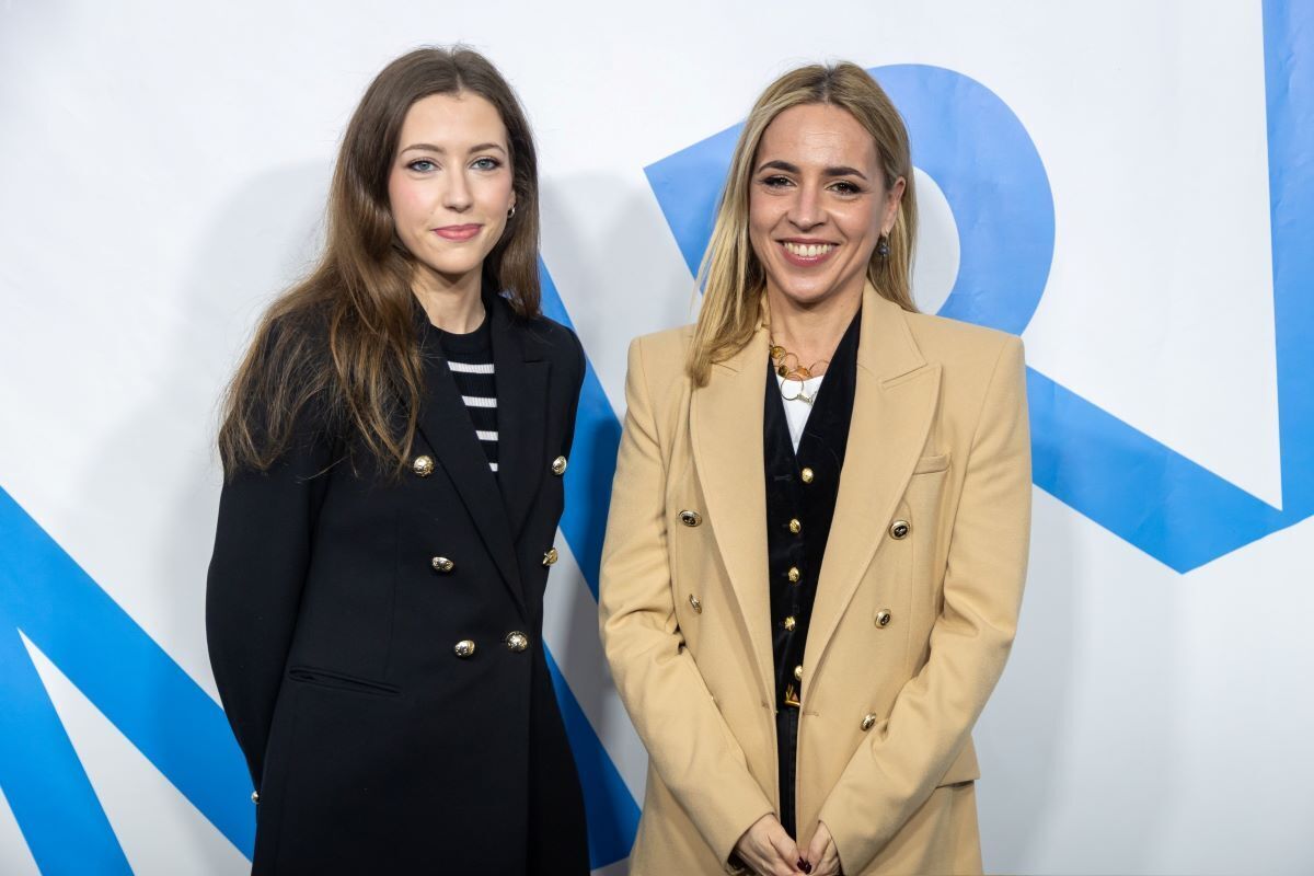 Almudena Martínez posa con la periodista Laura Sanz | Cristo García