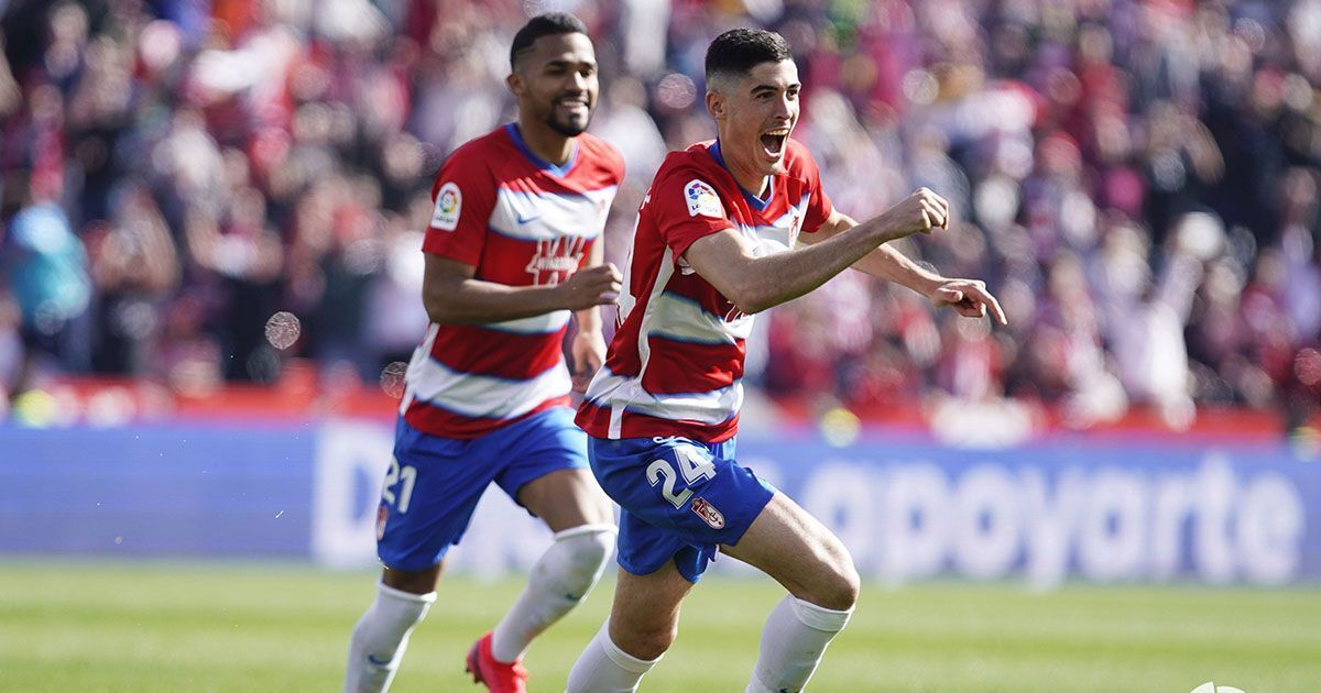 Carlos Fernández festeja un gol anotado con el Granada CF