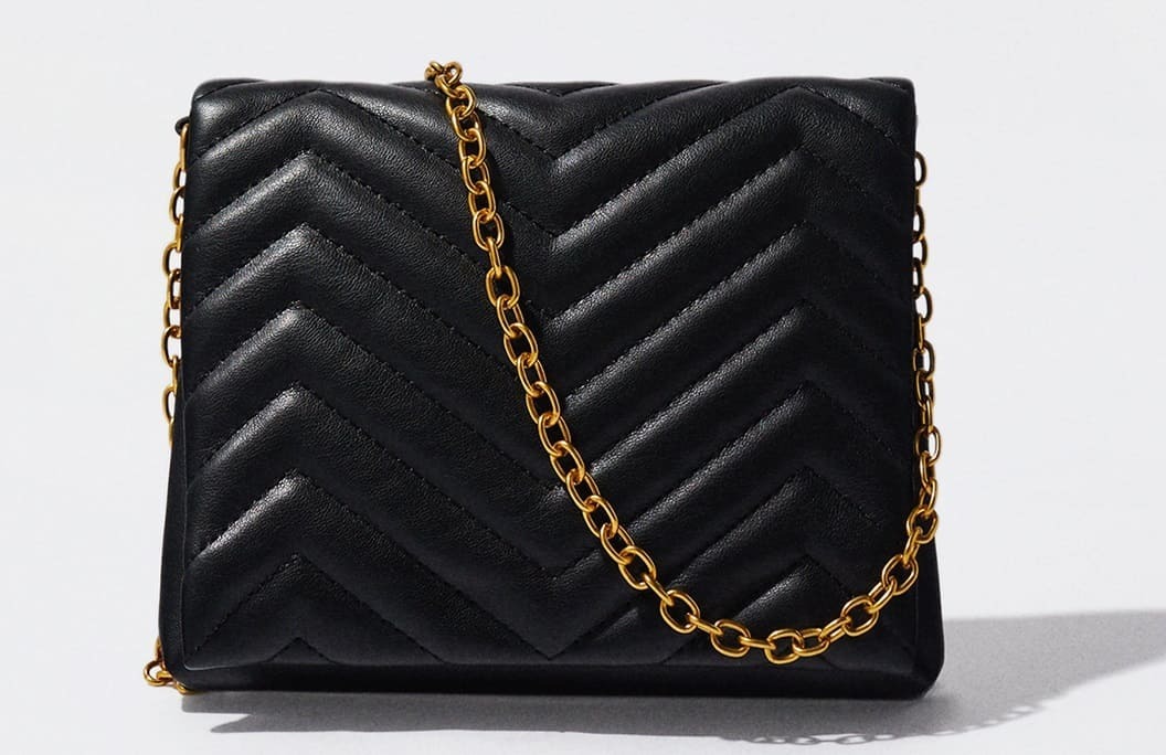 Bolso acolcolchado con asa de cadena de Parfois