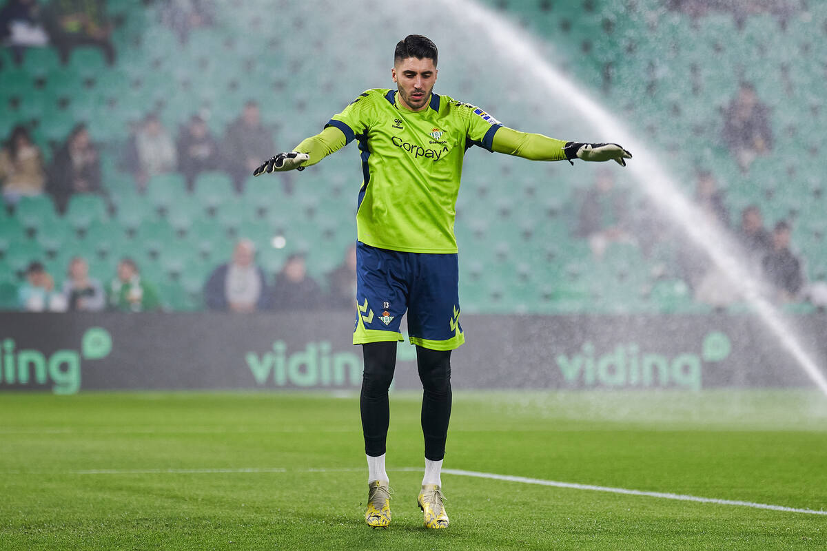 Rui Silva en el calentamiento del Real Betis - Granada CF | Salvador López Medina para El MIRA