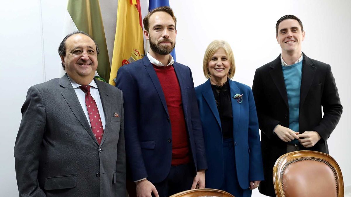 Carlos Granados con miembros del Gobierno Municipal