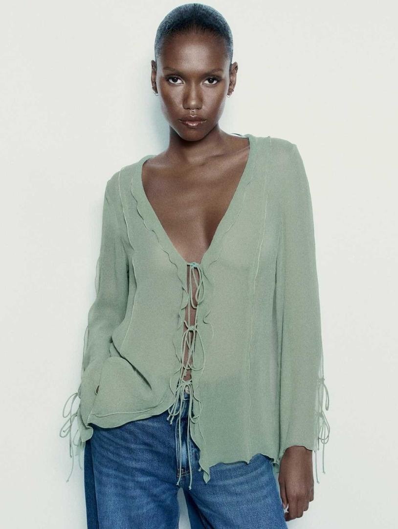 Blusa semitransparente volantes de Zara