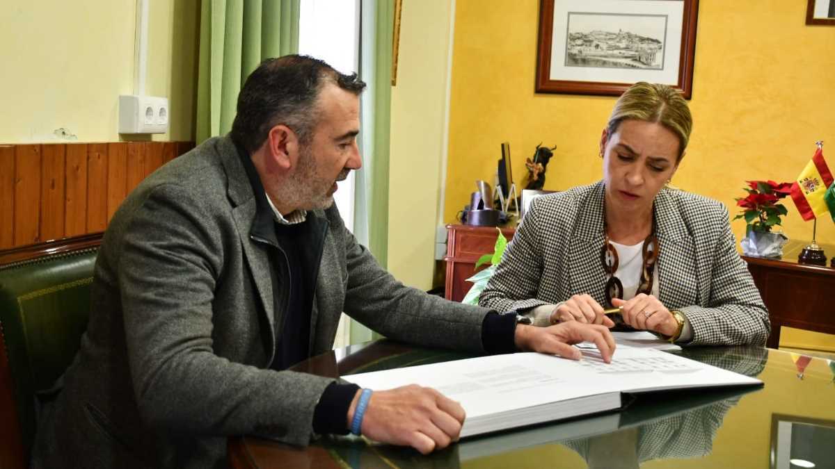 Almudena Martínez y Javier Pizarro, alcalde de Alcalá de los Gazules
