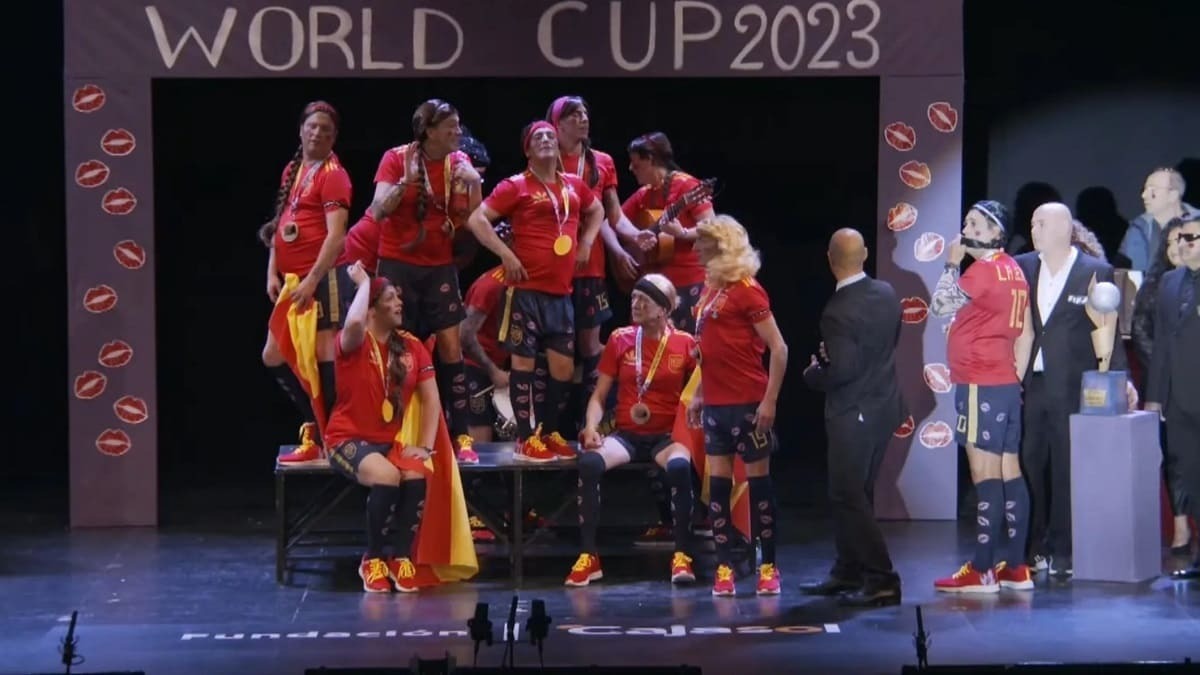 La chirigota de Juanlu Cascana y su ironía sobre Rubiales y el beso a Jenni Hermoso