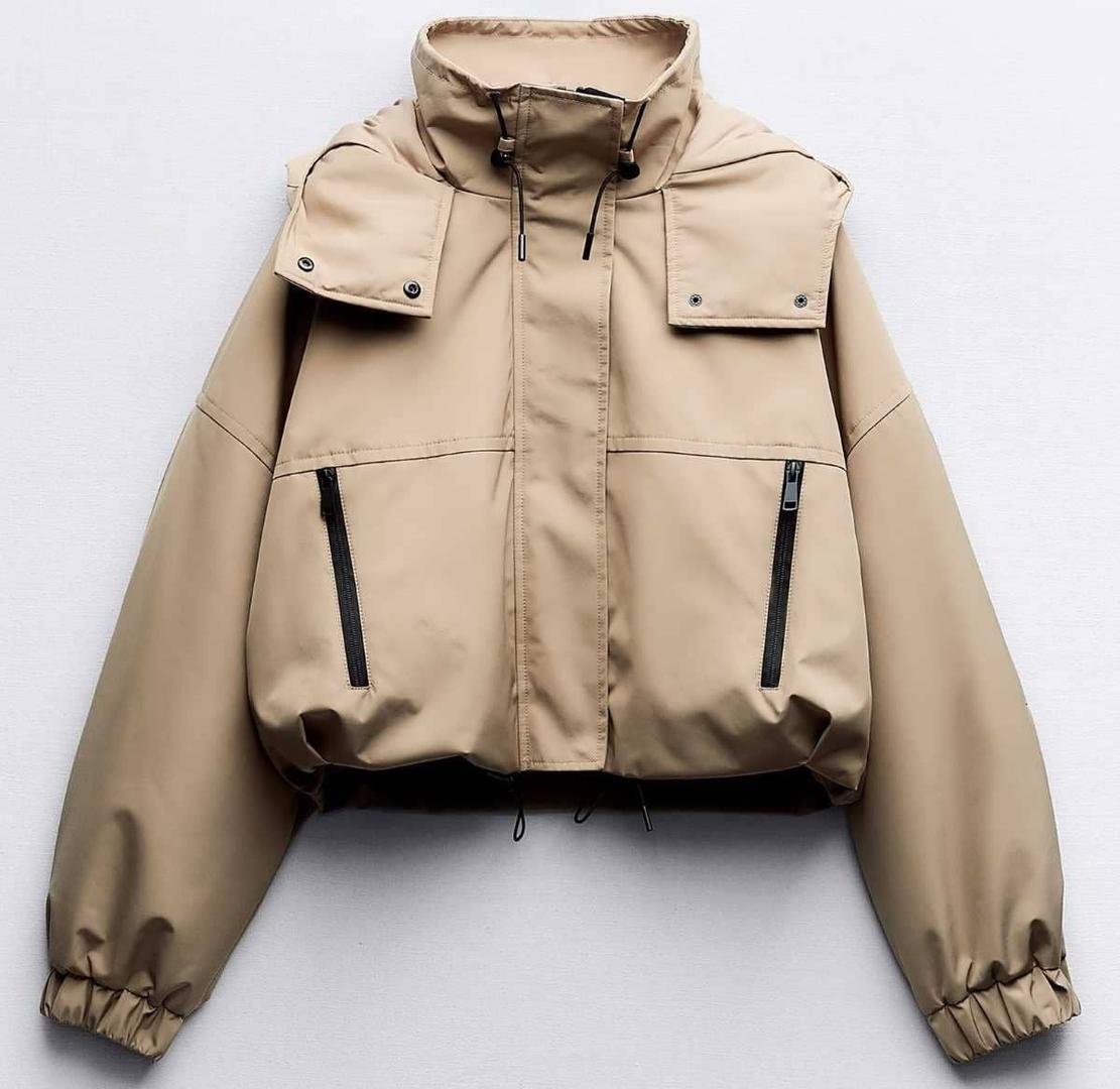 Cazadora crop capucha de Zara