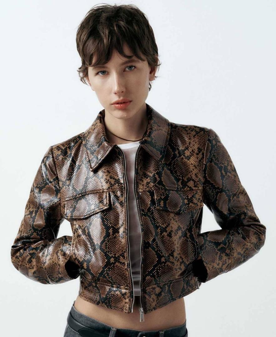 Cazadora efecto piel estampado de Zara