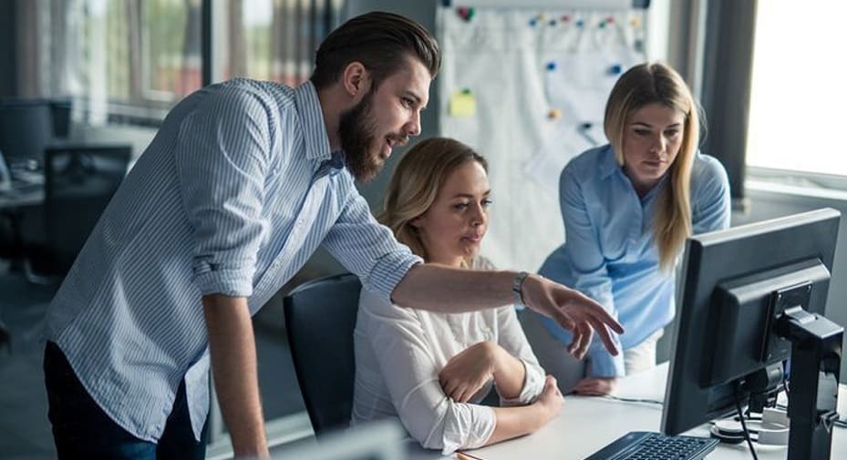 Personas realizando cursos en nuevas tecnologías