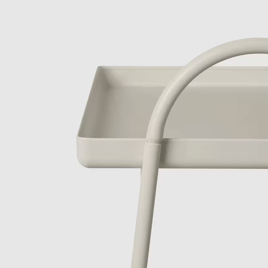 La mesita de noche con estantería HATTÅSEN de color beige claro de Ikea