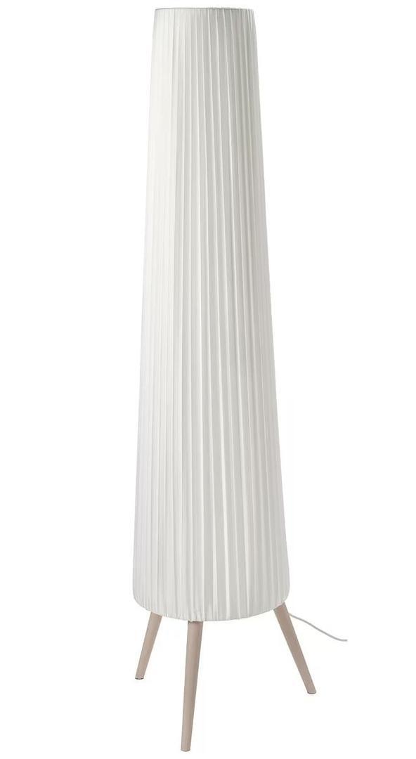 La lámpara de pie ÖKENSAND de color blanco y diseño en 3D de Ikea