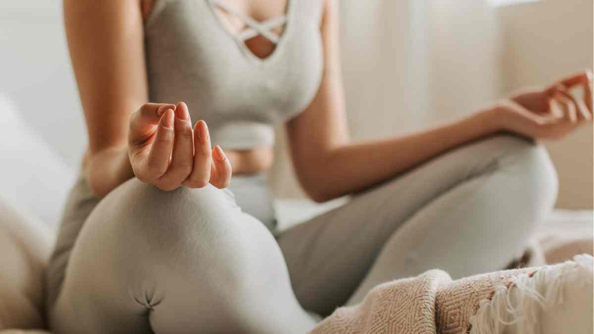 Mujer meditando en casa