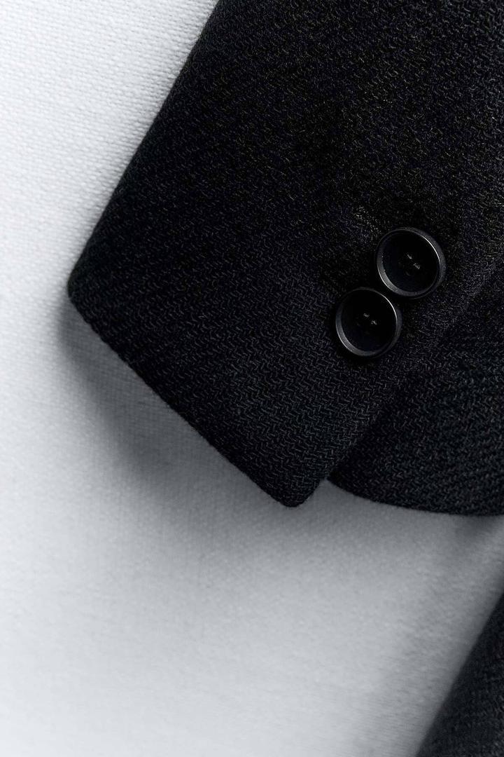 El abrigo maxi largo de color negro de Zara