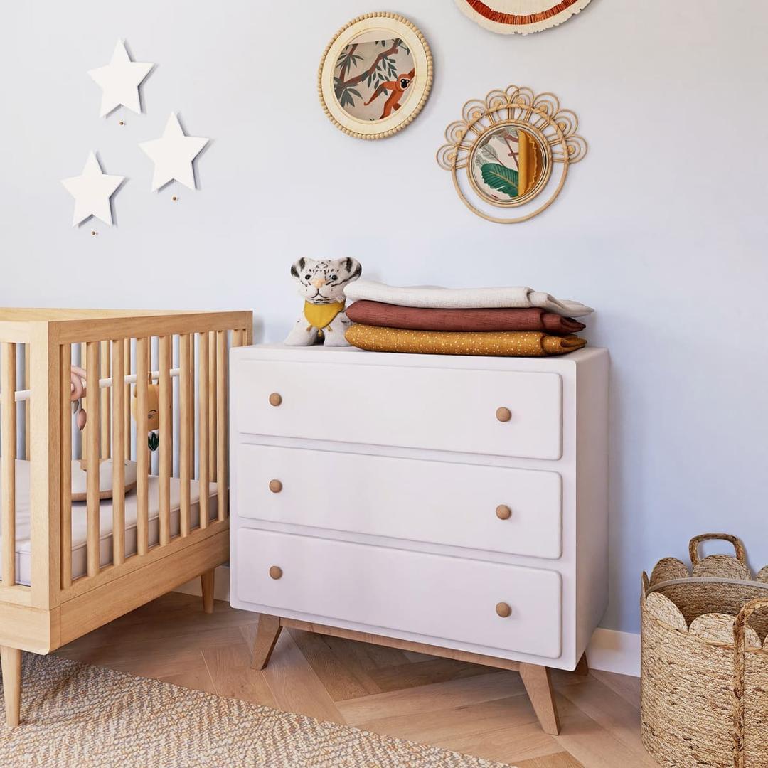 La cómoda blanca con tres cajones Sweet 2 de Maisons du Monde que quiere competir con la de Ikea