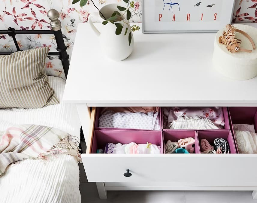 La cómoda blanca de tres cajones del modelo HEMNES rebajada en Ikea