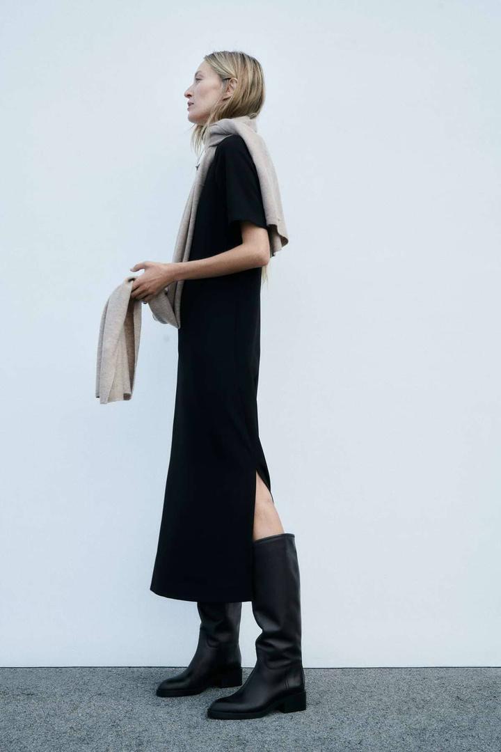 Las botas altas negras de piel de Zara para combinar con su abrigo maxi largo