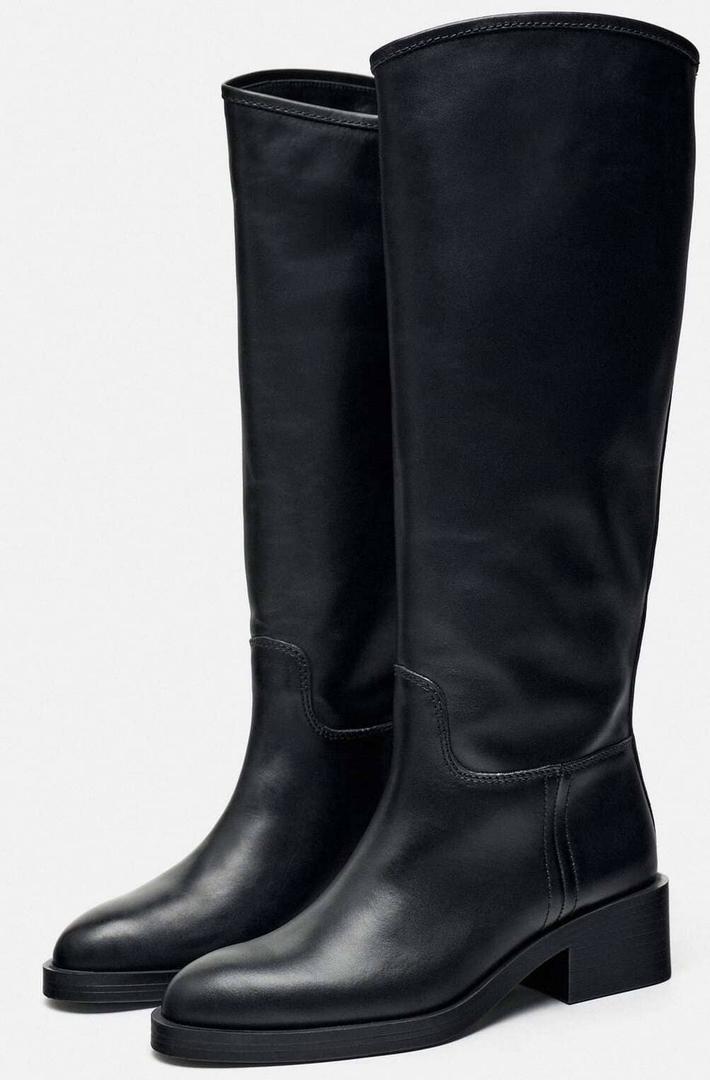 Las botas altas negras de piel de Zara para combinar con su abrigo maxi largo