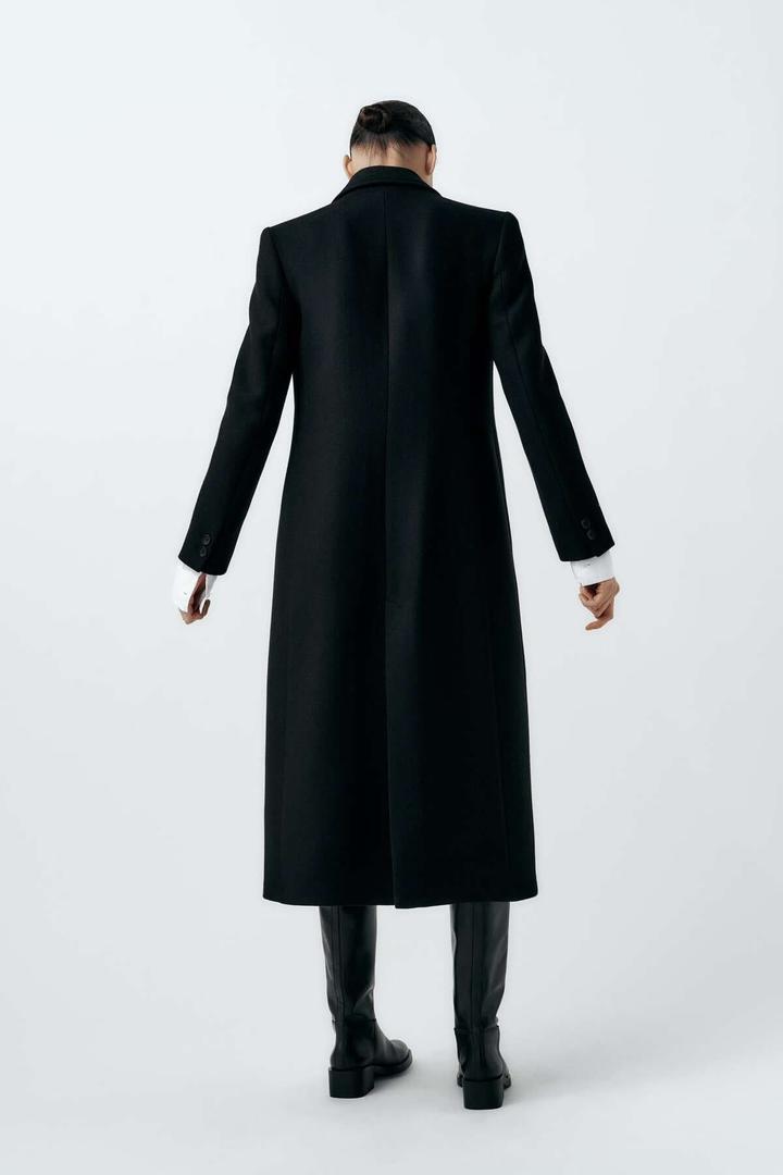 El abrigo maxi largo de color negro de Zara