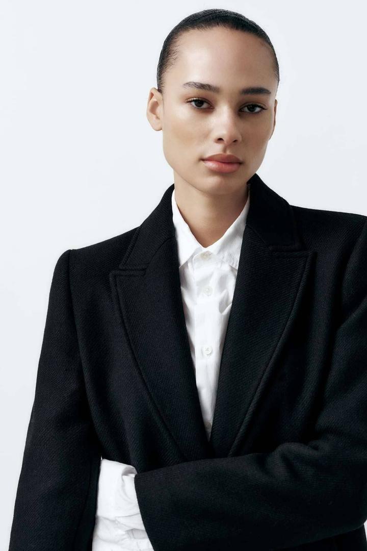 El abrigo maxi largo de color negro de Zara