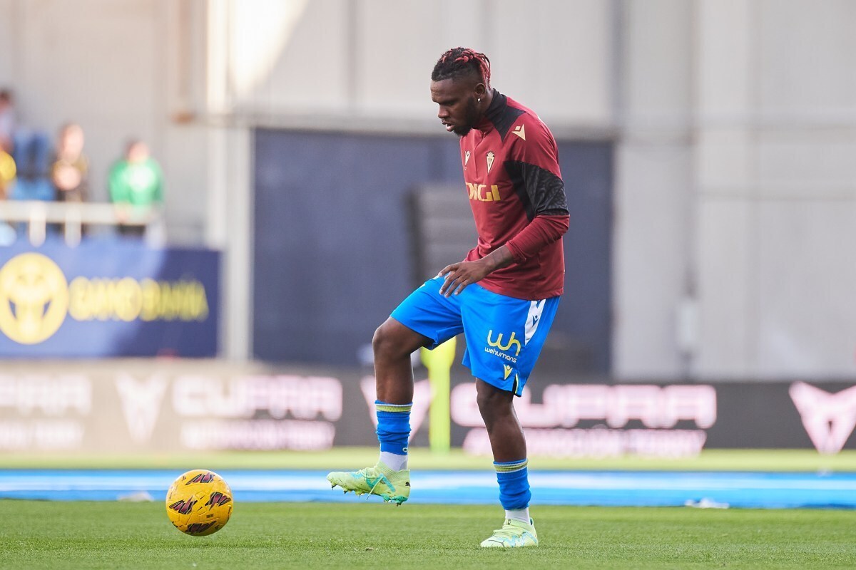Rominigue Kouamé en el calentamiento del Cádiz CF - Valencia CF | Salvador López Medina para El MIRA