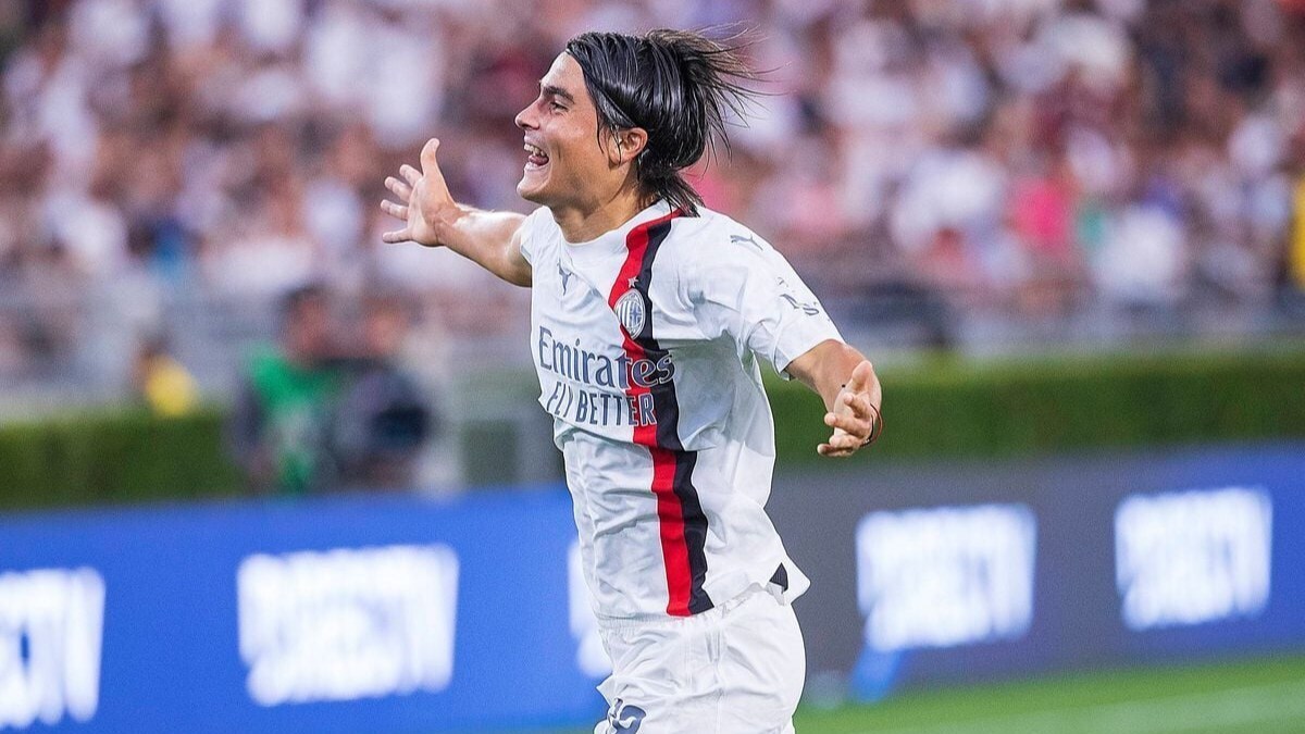Luka Romero celebra un gol con la camiseta del AC Milan