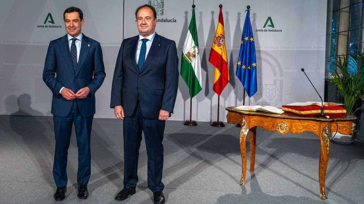 Juanma Moreno y Casimiro Mantell, nuevo rector de la UCA