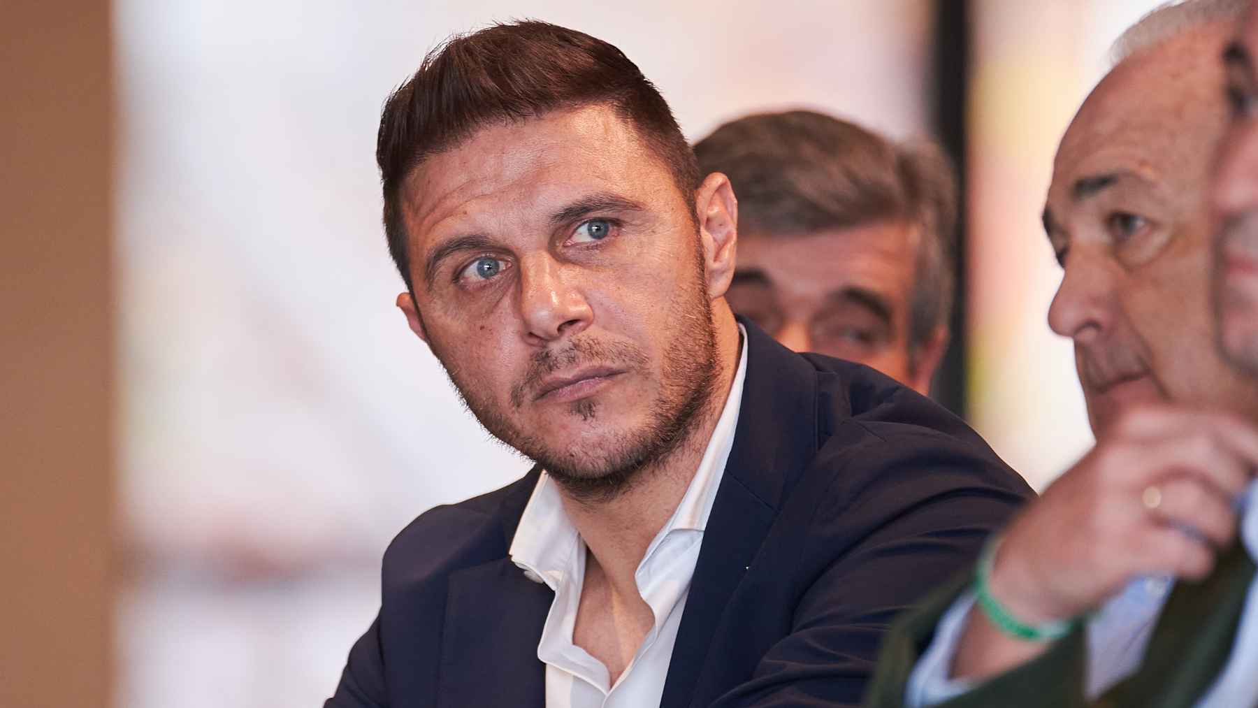 Joaquín Sánchez vestido de traje en la presentación de Johnny Cardoso | Salvador López Medina para El MIRA