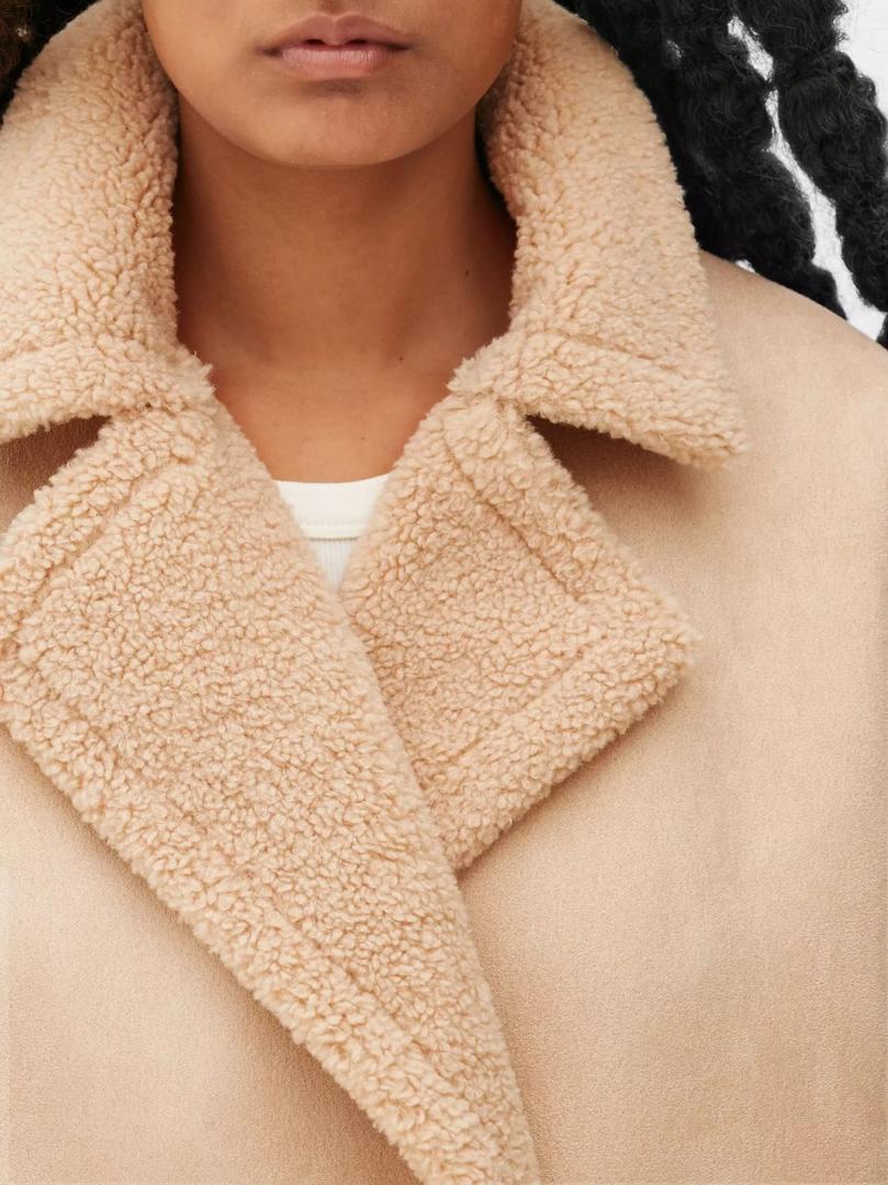 Abrigo cruzado con forro de pelo sintético de Primark